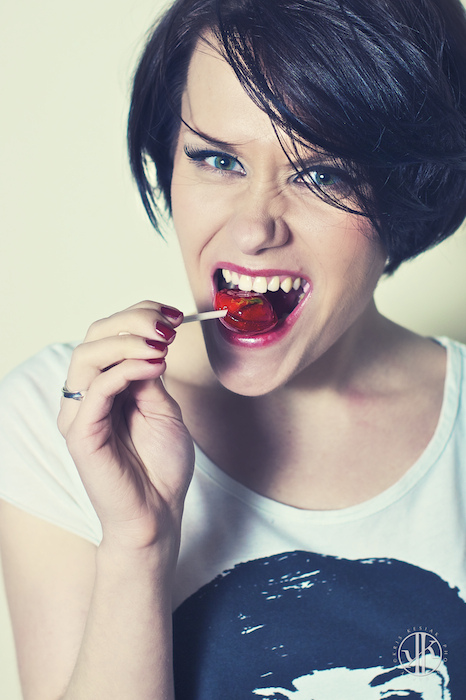 5416688979_f48a2c3d03_b_girl-biting